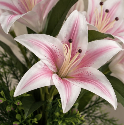 Premium Pembe Lilyum ve Beyaz Çiçekli Yapay Aranjman – 70 cm